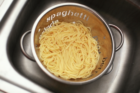 Boiled spaghetti pasta in bowlの写真素材