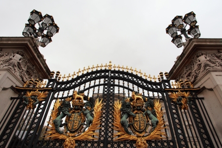 The gate of the Buckingham palace in Londonのeditorial素材