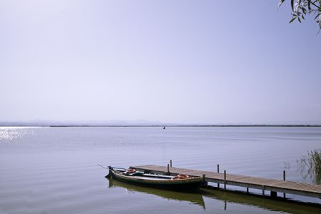A boat tied in a footbridge, taken in the Albufera, Valencia.の写真素材