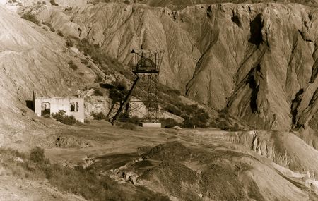 Abandoned old mining machinery in desert.の写真素材