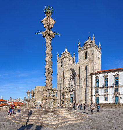 Porto, Portugal. December 29, 2014: Pillory in the Cathedral Square aka Terreiro da Se, with Porto Cathedral or Se Catedral do Porto behind. Romanesque and Gothic. Unesco World Heritage Siteのeditorial素材