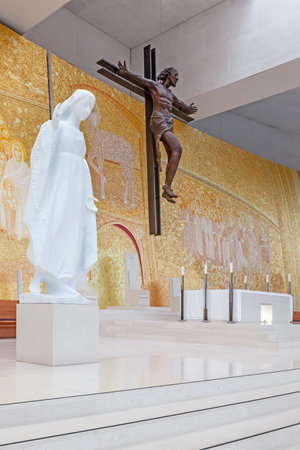 Sanctuary of Fatima, Portugal. Basilica of Most Holy Trinity interior. Our Lady of Fatima statue in foreground by Benedetto Pietrogrande, Crucifix in background by Catherine Greeneのeditorial素材