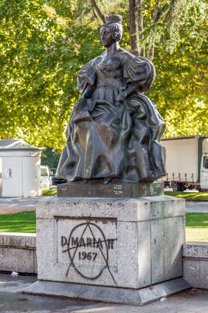 Vila Nova de Famalicao, Portugal - September 06, 2015: Queen Dona Maria II statue in Queen Dona Maria II Square. Vila Nova de Famalicao, Braga, Portugalのeditorial素材