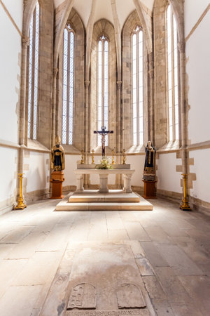 Santarem, Portugal. September 11, 2015: Gothic apse of the Santo Agostinho da Graca church with a tomb on the ground. 14th and 15th century Mendicant and Flamboyant Gothic Architecture.のeditorial素材