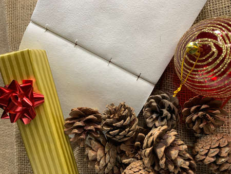 Notebook accompanied by Christmas motifs and on a linen baseの写真素材