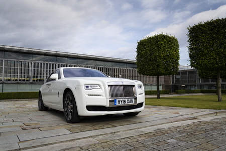 WESTHAMPNETT, UNITED KINGDOM - AUGUST 11: Rolls-Royce Ghost in front of the Goodwood plant on August 11, 2016 in Westhampnett, United Kingdom.WESTHAMPNETT, UNITED KINGDOM - AUGUST 11: Rolls-Royce Ghost in front of the Goodwood plant on August 11, 2016 in のeditorial素材