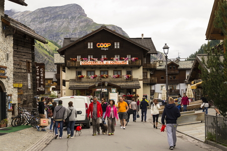LIVIGNO, ITALY - AUGUST 1: Tourists shopping on the streets of duty-free area on 1 August 2016 in Livigno, Italy.のeditorial素材