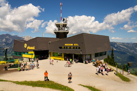 SCHLADMING, AUSTRIA - AUGUST 15: Tourists in front of Planai bike and ski areal on August 15, 2017 in Schladming, Austria.のeditorial素材