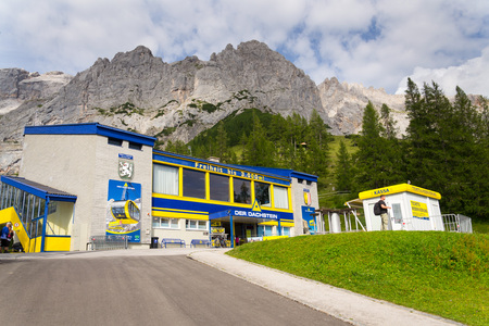 RAMSAU AM DACHSTEIN, AUSTRIA - AUGUST 17: Tourists in front of the lower station of the Dachstein cable car on August 17, 2017 in Schladming, Austria.のeditorial素材
