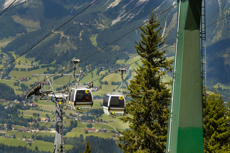 SCHLADMING, AUSTRIA - AUGUST 15: Tourists travel in cable car to Planai bike and ski areal on August 15, 2017 in Schladming, Austria.のeditorial素材