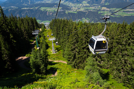SCHLADMING, AUSTRIA - AUGUST 15: Tourists travel in cable car to Planai bike and ski areal on August 15, 2017 in Schladming, Austria.のeditorial素材