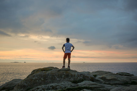 Childhood Wonder: Gazing at the Sea's Sunsetの写真素材