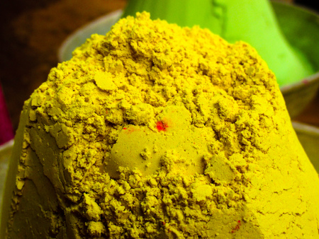 Powder colors in the market in Indiaの写真素材