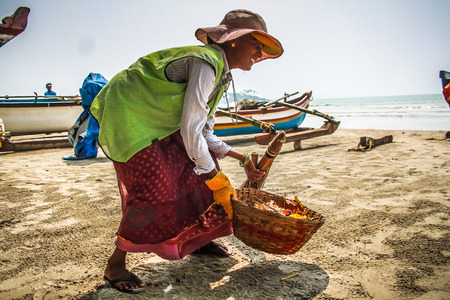 Unknown woman cleaning the beach of Palolem in Goa India October 25-2017 on the morningのeditorial素材
