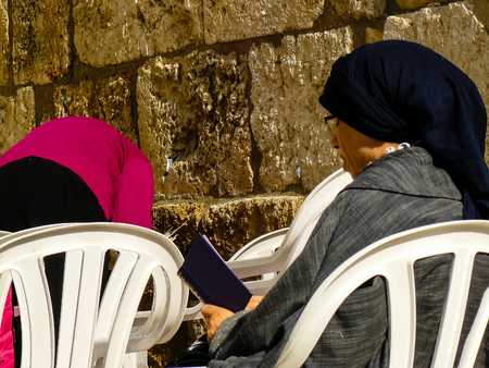Jerusalem Israel April 16, 2018 Unknown woman praying front the Western Wall at the old city of Jerusalem on afternoonのeditorial素材