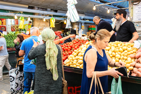 Jerusalem Israel May 02, 2018 Unknowns people shopping at the Mahane Yehuda Market in Jerusalem on the morningのeditorial素材