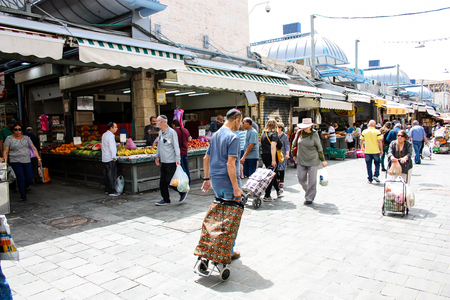Jerusalem Israel May 02, 2018 Unknowns people shopping at the Mahane Yehuda Market in Jerusalem on the morningのeditorial素材