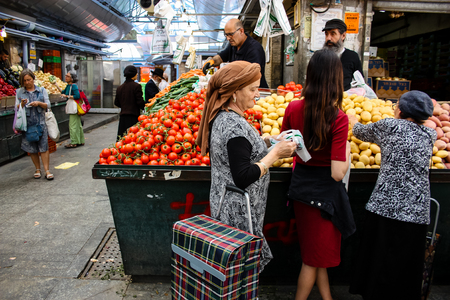 Jerusalem Israel May 02, 2018 Unknowns people shopping at the Mahane Yehuda Market in Jerusalem on the morningのeditorial素材