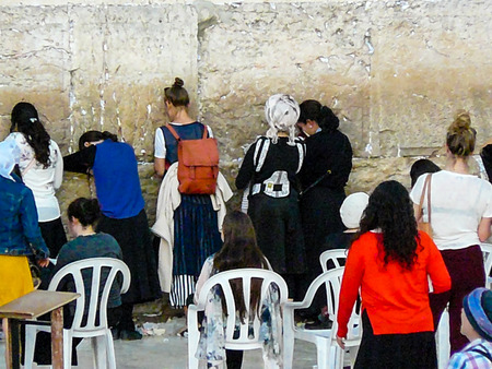 Jerusalem Israel May 17, 2018 Unknowns people praying front the Western Wall in the Old city of Jerusalem in the eveningのeditorial素材