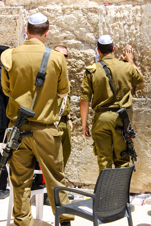 Jerusalem Israel May 21, 2018 View of Israeli soldiers praying front the Western wall in the old city of Jerusalem in the eveningのeditorial素材