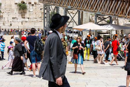 Jerusalem Israel May 21, 2018 View of unknowns people walking on the Western wall plaza in the old city of Jerusalem in the eveningのeditorial素材