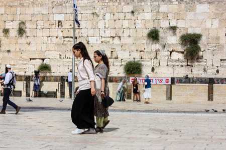 Jerusalem Israel May 21, 2018 View of unknowns people walking on the Western wall plaza in the old city of Jerusalem in the eveningのeditorial素材