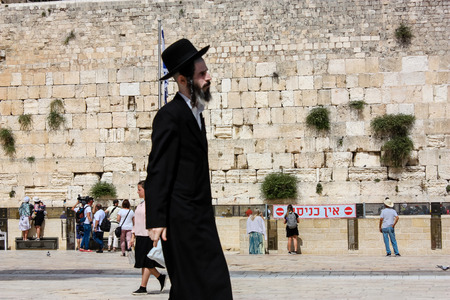 Jerusalem Israel May 21, 2018 View of unknowns people walking on the Western wall plaza in the old city of Jerusalem in the eveningのeditorial素材
