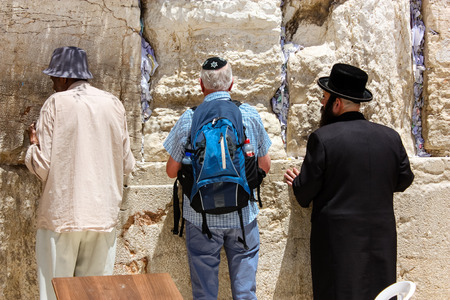 Jerusalem Israel May 21, 2018 View of unknowns people praying front the Western wall in the old city of Jerusalem in the eveningのeditorial素材