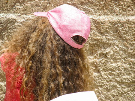 Jerusalem Israel May 21, 2018 View of unknowns people praying front the Western wall in the old city of Jerusalem in the eveningのeditorial素材