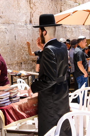 Jerusalem Israel May 21, 2018 View of unknowns people praying front the Western wall in the old city of Jerusalem in the eveningのeditorial素材