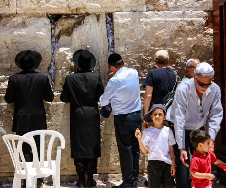 Jerusalem Israel May 21, 2018 View of unknowns people praying front the Western wall in the old city of Jerusalem in the eveningのeditorial素材