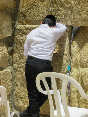 Jerusalem Israel May 21, 2018 View of unknowns people praying front the Western wall in the old city of Jerusalem in the eveningのeditorial素材