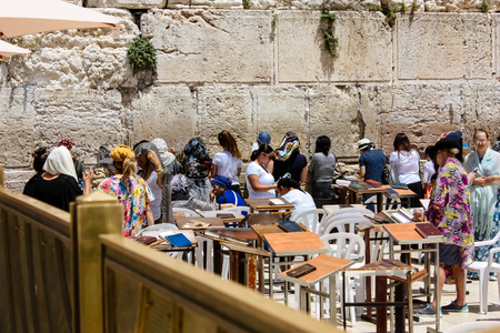 Jerusalem Israel May 21, 2018 View of unknowns people praying front the Western wall in the old city of Jerusalem in the eveningのeditorial素材