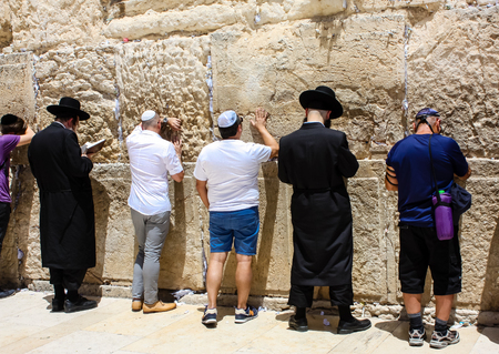Jerusalem Israel May 21, 2018 View of unknowns people praying front the Western wall in the old city of Jerusalem in the eveningのeditorial素材