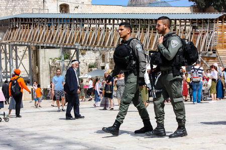 Jerusalem Israel May 21, 2018 View of unknown Israeli police officer walking on the Western wall plaza in the old city of Jerusalemのeditorial素材