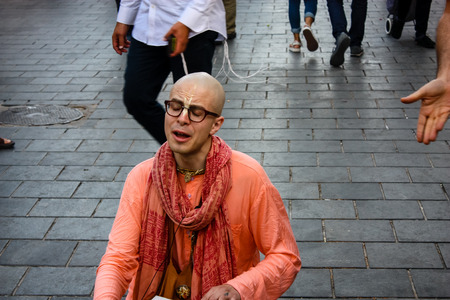 Jerusalem Israel May 24, 2018 View of a street musician singing at the entrance of Mahane Yehuda market in Jerusalem in the eveningのeditorial素材