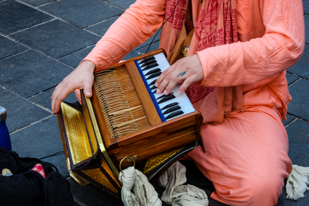 Jerusalem Israel May 24, 2018 View of a street musician singing at the entrance of Mahane Yehuda market in Jerusalem in the eveningのeditorial素材