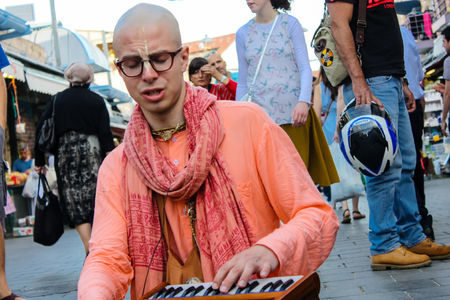 Jerusalem Israel May 24, 2018 View of a street musician singing at the entrance of Mahane Yehuda market in Jerusalem in the eveningのeditorial素材