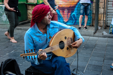 Jerusalem Israel May 24, 2018 View of a street musician singing at the entrance of Mahane Yehuda market in Jerusalem in the eveningのeditorial素材