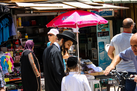 Jerusalem Israel May 28, 2018 View of unknowns people walking in David street in the muslim quarter at the Old city of Jerusalem in the morningのeditorial素材