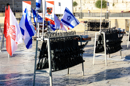 Jerusalem Israel May 31, 2018 View of a row of automatic assault rifles at the army ceremony on the Western Wall Square in the old city of Jerusalem in the eveningのeditorial素材