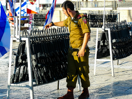 Jerusalem Israel May 31, 2018 View of a row of automatic assault rifles at the army ceremony on the Western Wall Square in the old city of Jerusalem in the eveningのeditorial素材