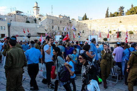 Jerusalem Israel May 31, 2018 View of unknowns people and soldiers attending an army ceremony on the Western Wall Square in the old city of Jerusalem in the eveningのeditorial素材