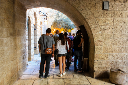 351 Jerusalem Israel May 31, 2018 View of unknowns people walking in the street of the old city of Jerusalem in the eveningのeditorial素材