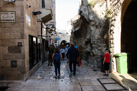 351 Jerusalem Israel May 31, 2018 View of unknowns people walking in the street of the old city of Jerusalem in the eveningのeditorial素材