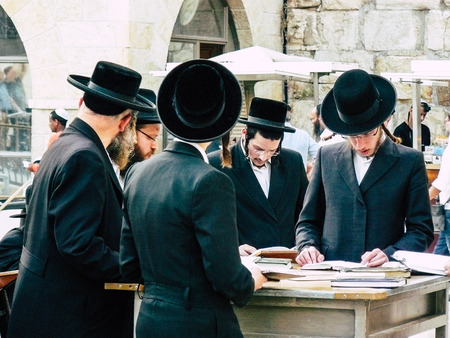 Jerusalem Israel June 07, 2018 View of unknowns people praying front the Western Wall in the old city of Jerusalem in the eveningのeditorial素材