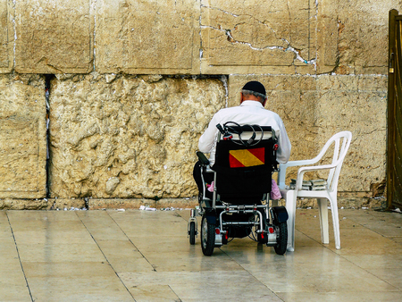 Jerusalem Israel June 07, 2018 View of unknowns people praying front the Western Wall in the old city of Jerusalem in the eveningのeditorial素材