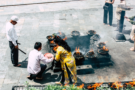 Kathmandu Nepal August 27, 2018 View of unknowns Hindu people making the fire ceremony inside the Pashupatinath temple in the morningのeditorial素材