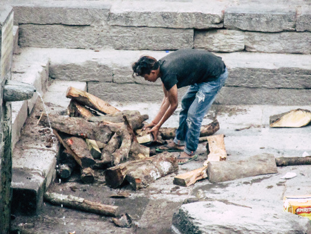 Kathmandu Nepal August 27, 2018 View of unknowns Hindu people preparing the cremation site front the river at the Pashupatinath temple in the afternoonのeditorial素材