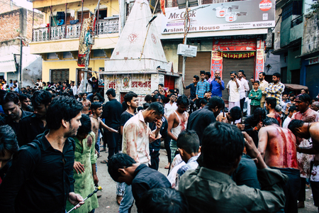Varanasi India November 17, 2018 View of unknowns Shiite Muslims use chains and blades during ritual self flagellation as part of the Ashura commemorations in the Arabian district of Varanasiのeditorial素材